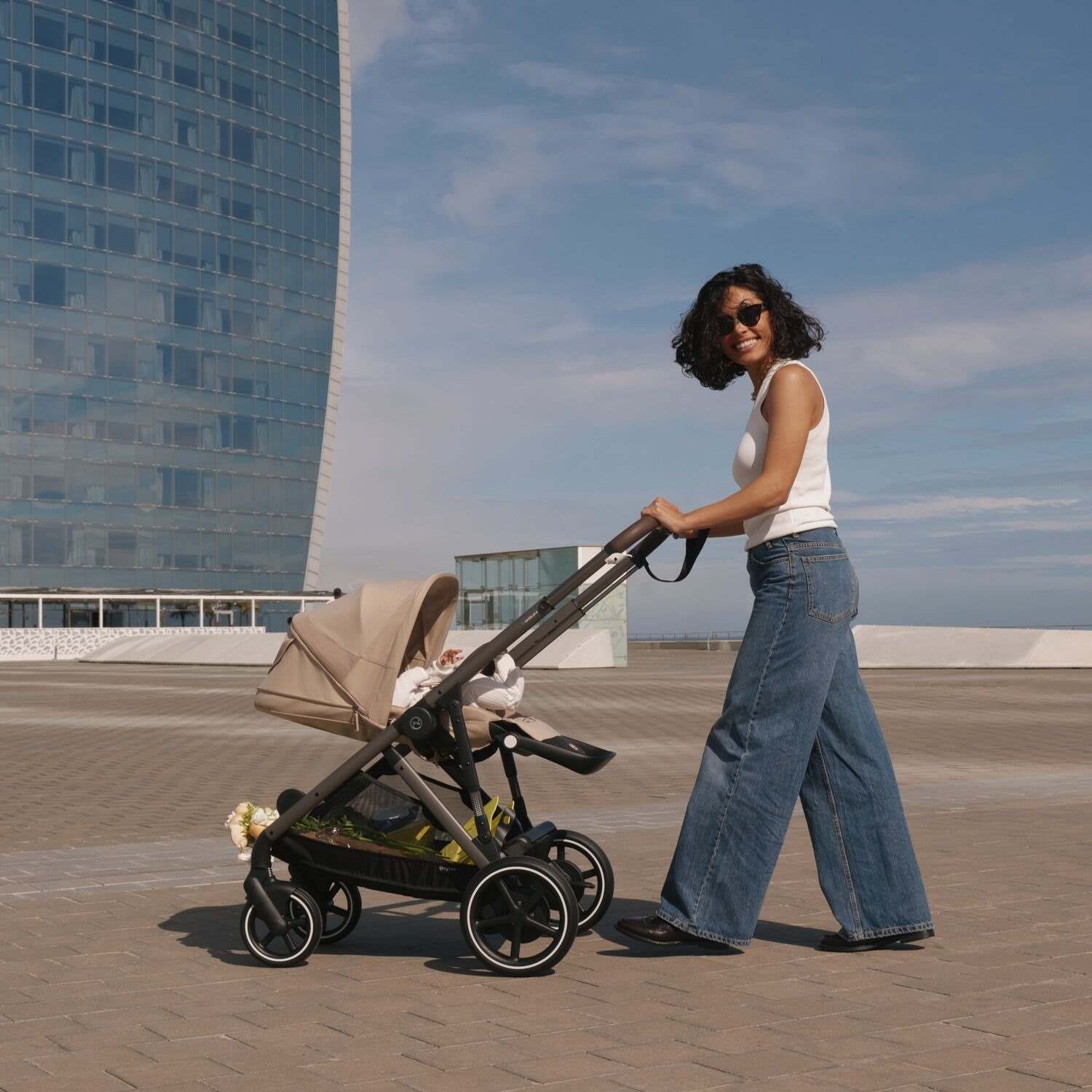 Cybex eGazelle S Pram + Cloud Q Capsule with Base Stardust Black + Adaptors