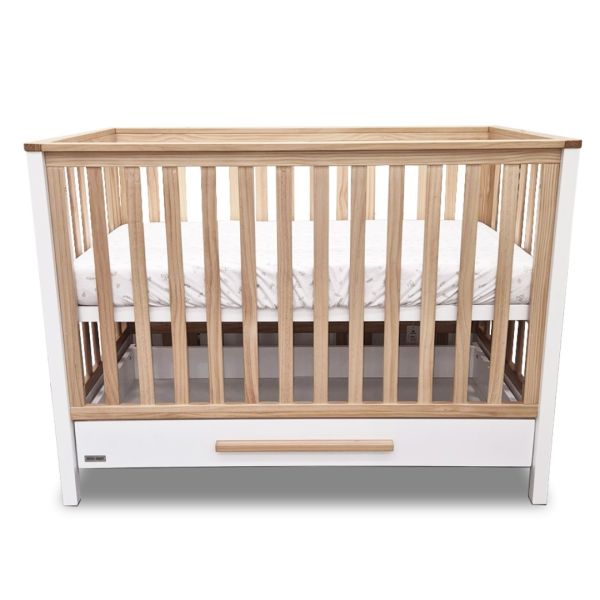 Gusto + Darcy Omorfi Cot White/Maple Wash with Mattress