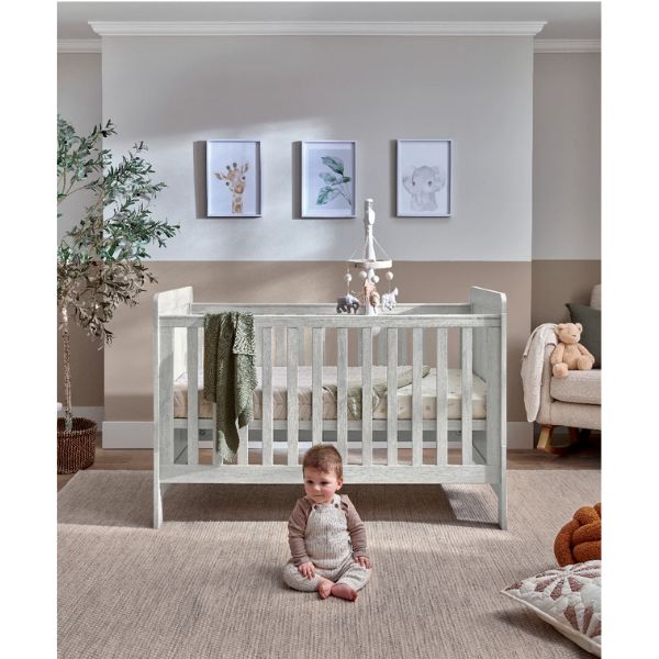 Mamas & Papas Atlas 5 piece set with Cot Bed, Dresser Changer, Mattress, Fitted Sheets and Mattress Protector - White