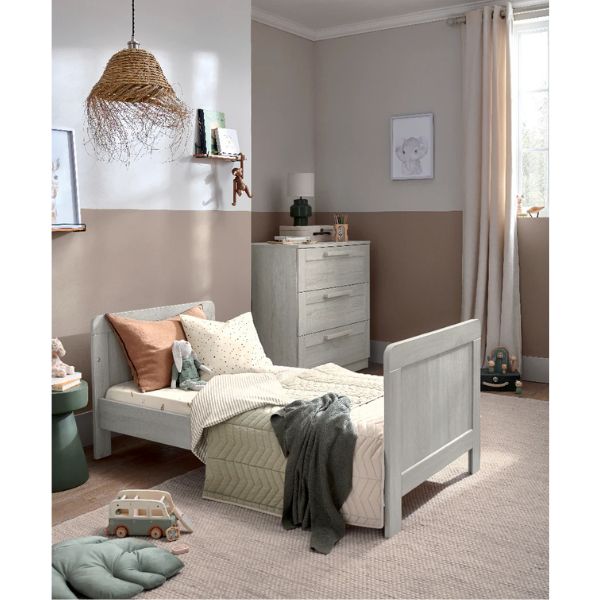 Mamas & Papas Atlas 4 piece set with Cot Bed, Mattress, Fitted Sheets and Mattress Protector - White