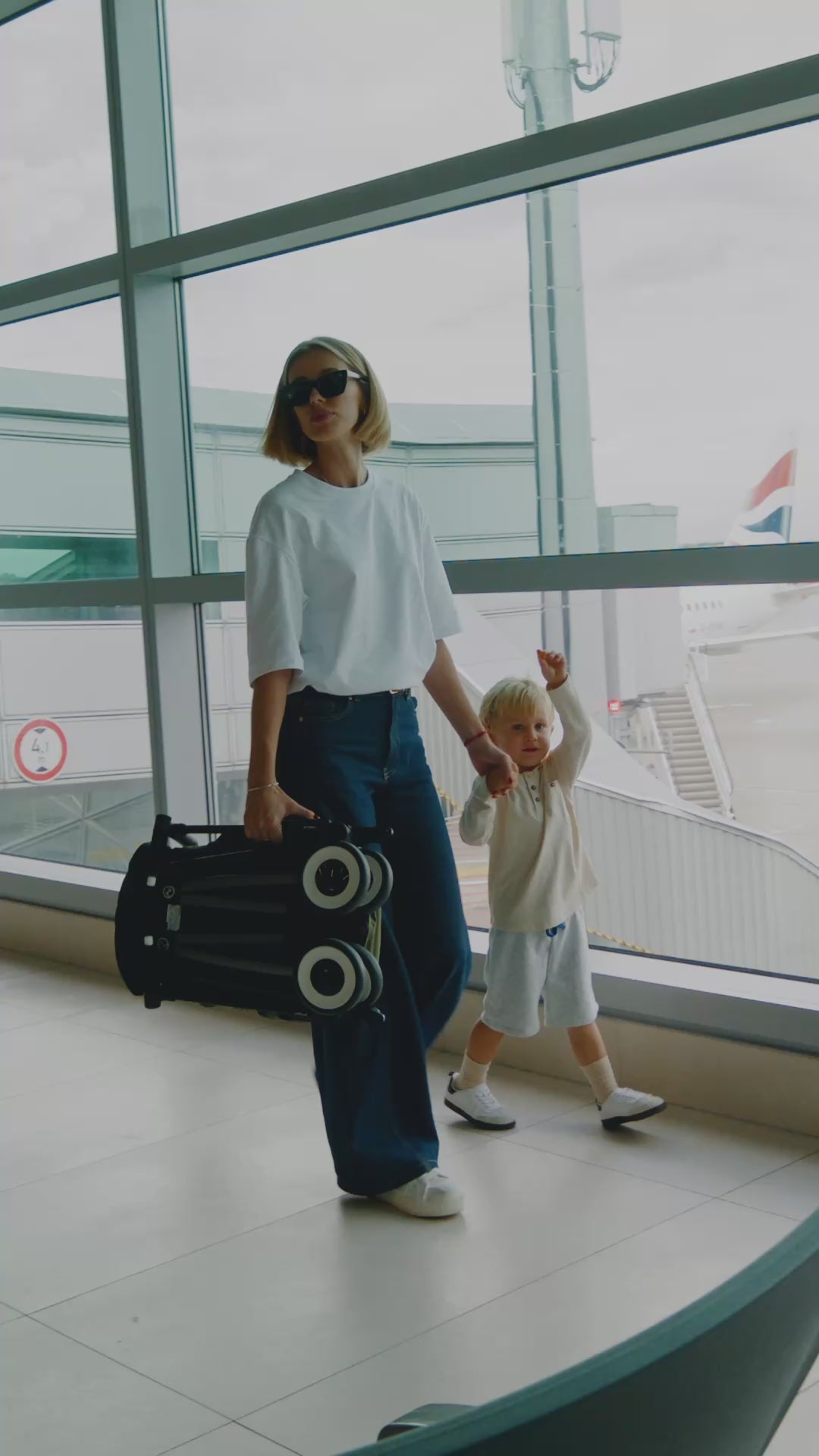 Load video: CYBEX Libelle Stroller V26 Moon Black